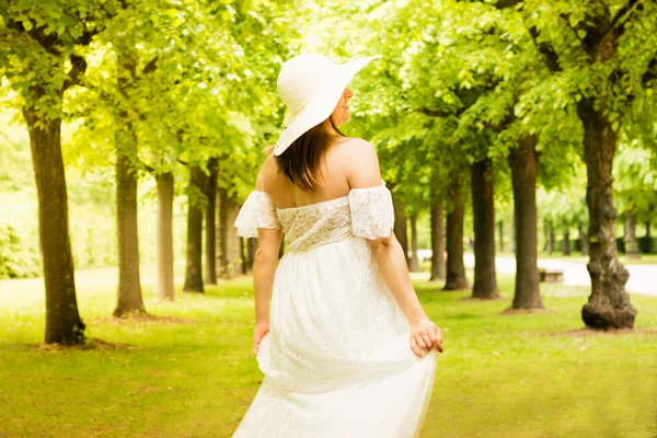 快乐孕妇在绿色自然背景上摆姿势 — 图库照片