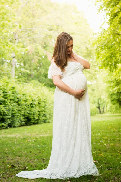 Szczęśliwa Kobieta w ciąży pozowanie zielone naturalne tło Zdjęcie Stockowe