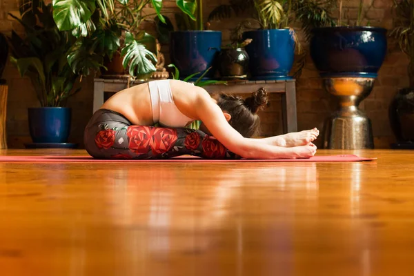 MontréalJeune femme pratiquant le yoga en studio . — Photo