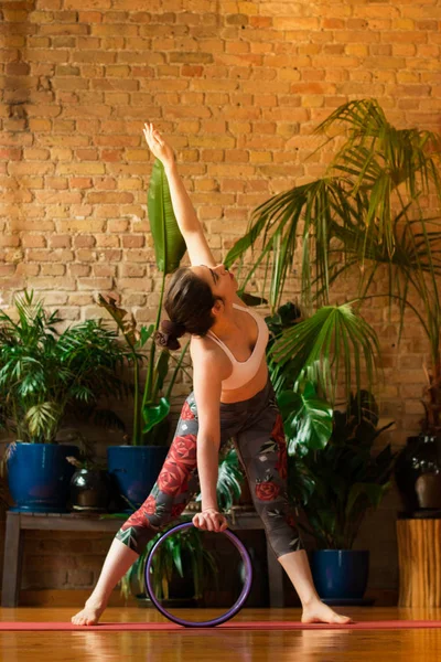 Jalá Mujer joven practicando yoga en estudio . — Foto de Stock