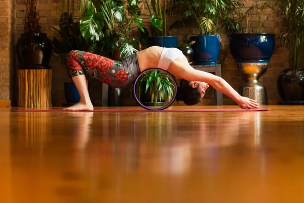Jalá Mujer joven practicando yoga en estudio . — Foto de Stock