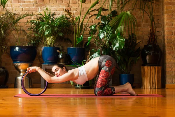 Jalá Mujer joven practicando yoga en estudio . — Foto de Stock