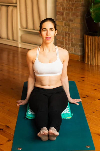 Jalá Mujer joven practicando yoga en estudio . — Foto de Stock