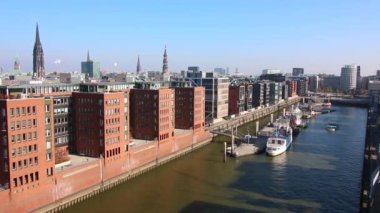 Hamburg, Almanya - 11 Ekim 2018. Yukarıdan Elbe Nehri manzarası. Farklı Gemiler ve Binalar.