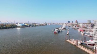 Hamburg, Almanya - 11 Ekim 2018. Yukarıdan Elbe Nehri manzarası. Farklı Gemiler ve Binalar.