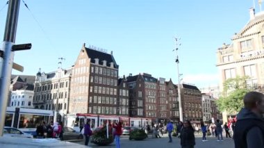 Amsterdam, Hollanda - 29 Eylül 2018. Tarihi şehir merkezinin görünümü. Eski evler, yürüyen insanlar. Amsterdam'da Sonbahar.