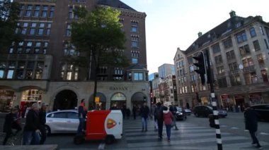 Amsterdam, Hollanda - 29 Eylül 2018. Tarihi şehir merkezinin görünümü. Eski evler, yürüyen insanlar. Amsterdam'da Sonbahar.