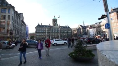 Amsterdam, Hollanda - 29 Eylül 2018. Tarihi şehir merkezinin görünümü. Eski evler, yürüyen insanlar. Amsterdam'da Sonbahar.
