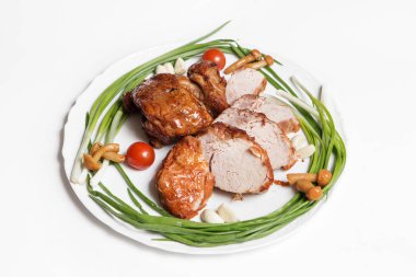 sos ve üzerinde beyaz izole garnitür ile domuz eti yemek