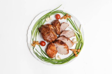 sos ve üzerinde beyaz izole garnitür ile domuz eti yemek