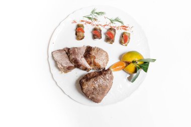 sos ve üzerinde beyaz izole garnitür ile domuz eti yemek