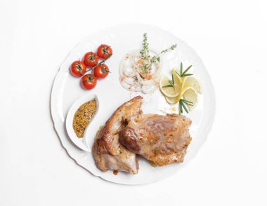 sos ve üzerinde beyaz izole garnitür ile domuz eti yemek