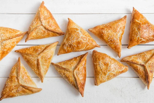 Beyaz ahşap zemin üzerinde lezzetli samosas görünümü top