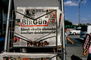 Istanbul, Türkiye - Eylül 2018: Haber gazete Satılık.
