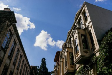 Istanbul, Türkiye - Eylül 2018: Mimari bir konut Istanbul sokaklarında binanın balkon.