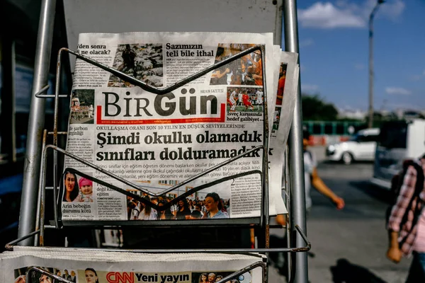 Istanbul, Türkiye - Eylül 2018: Haber gazete Satılık.