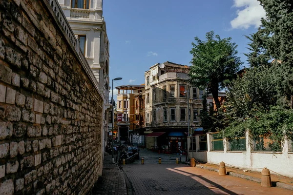 Istanbul, Türkiye - Eylül 2018: Eski binalar Şehrin caddeleri üzerinde.