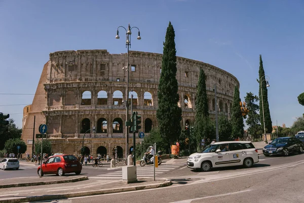 Roma, Italya-11 Eylül 2018: Coliseum Park tarafında tam büyüme