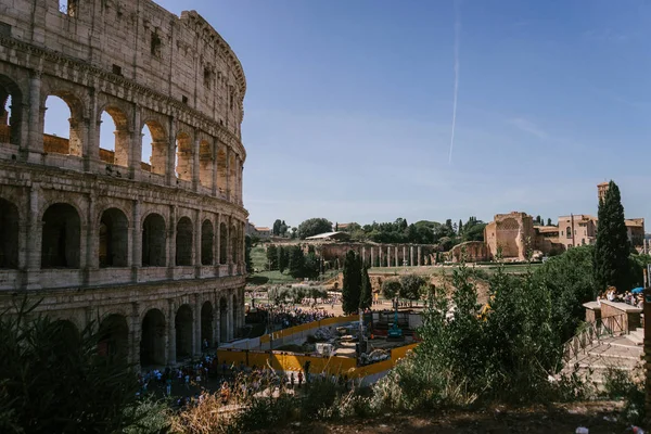 Roma, Italya-10 Eylül 2018: Colosseum güneşli bir gün
