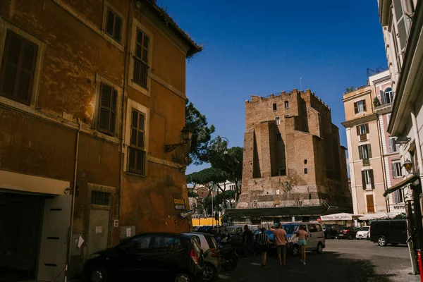Roma, Italya-10 Eylül 2018: Roma caddesinde taş antik binalar