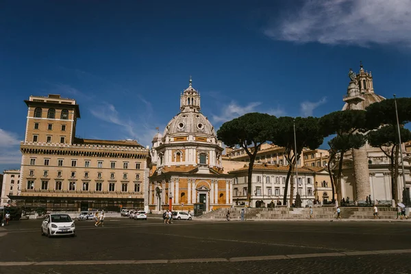 ローマ イタリア 月11日 2018 広場の近くの美しい古代の石造りの建物とローマの街 パラッツォヴェネツィアと Vittoriano — ストック写真