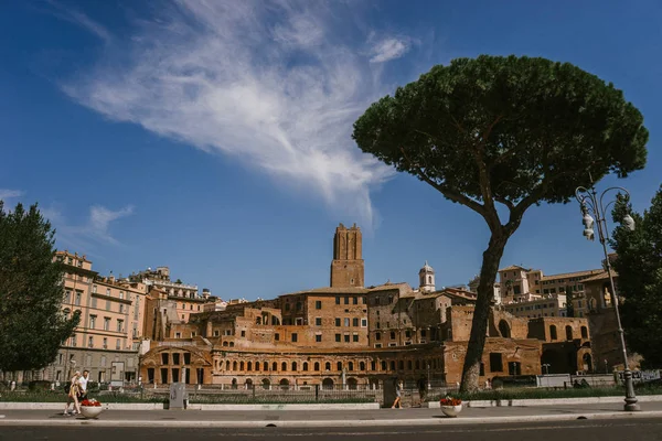 Roma, Italya-11 Eylül 2018: modern günlerde Roma sokaklarında taş antik Roma binaları