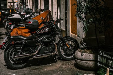 Roma, Italya-12 Eylül 2018: siyah motosiklet Harley-Davidson