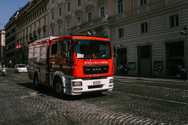 Roma, Italya-12 Eylül 2018: Itfaiye kamyonu yangını söndürecek