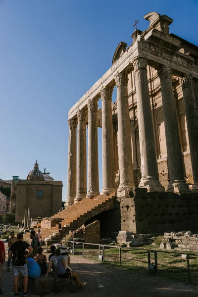 Roma, Italya-12 Eylül 2018: Vespasian Faustin roman Forumu Anthony Temple