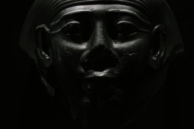 Roma, İtalya - 12 Eylül 2018: Firavun'un karanlık arka plandaki taş yüzü