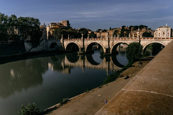 Roma, İtalya - 12 Eylül 2018: Roma'da Ponte Sant'angelo köprüsü