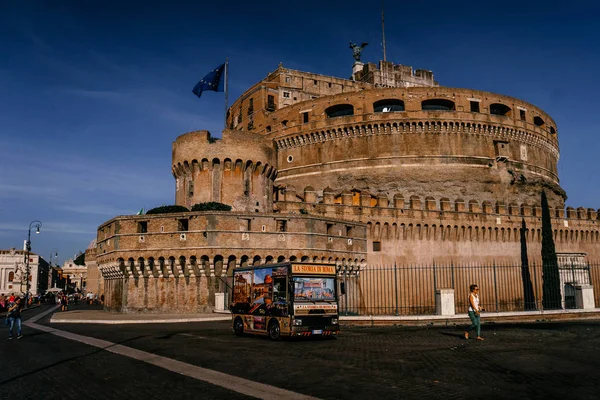 Roma, İtalya - 12 Eylül 2018: Tiber kıyısında kutsal meleğin kalesi