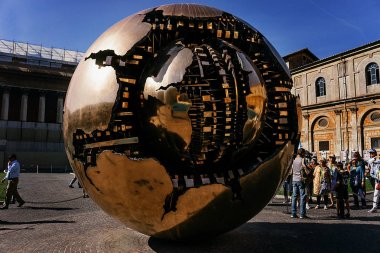 Vatikan'da Altın top, küre içinde küre Trinity College Dublin bir bronz heykel | Roma, İtalya - 12 Eylül 2018.