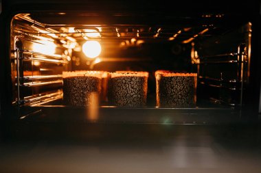 Ev mutfağında Paskalya günü kuru üzüm ile Sıcak kek | Yekaterinburg, Rusya - 28 Nisan 2019.