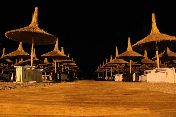 Çamyuva, Türkiye - 14 Mayıs 2014: Saman mantarı gibi büyük şemsiyeler, Türkiye'nin Çamyuva şehrinde gece plajı, dinlenmek için her yer ücretsiz