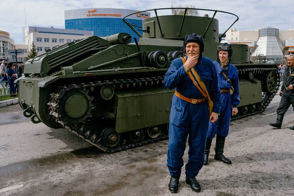 Verkhnyaya Pyshma, Rusya - 9 Mayıs 2019: Şehrin sokaklarında büyük bir tank T35 yanında mavi stand şeklinde tankerler, zafer geçit töreni 1941-1945