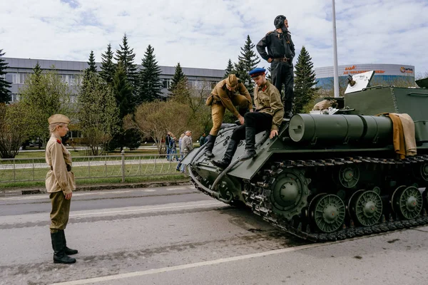 Verkhnyaya Pyshma 러시아 2019 군인이 파시스트를 소련의 승리의 도로에 탱크와 — 스톡 사진