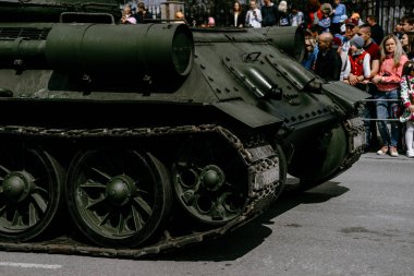 T34 tank arka, egzoz boruları, koyu yeşil, geçmişten tank: Verkhnyaya Pyshma, Rusya - 9 Mayıs 2019