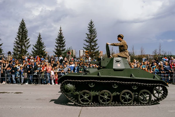 Kulede bir asker ile küçük bir T40 tankı Hitler'e karşı büyük Vatanseverlik savaşının zaferine katılır 1941-1945: Verkhnyaya Pyshma, Rusya - 9 Mayıs 2019