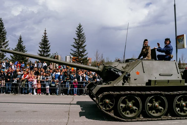 소련의 중전차가 퍼레이드에 참여합니다 러시아 베르크냐야 피시마 2019년 — 스톡 사진