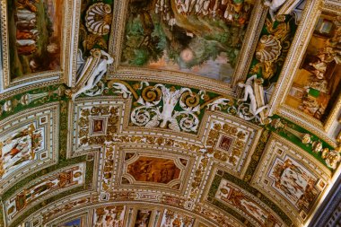 Vatikan Müzesi'nde boyalı tavan, yeşil ve beyaz heykeller güzel bir kombinasyonu | Roma, İtalya - 12 Eylül 2018.