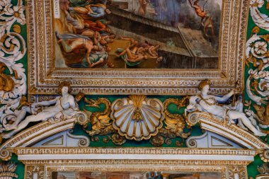 Vatikan Müzesi'nin boyalı tavanındaki heykeller ve resimler | Roma, İtalya - 12 Eylül 2018.