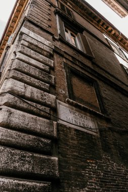 Mimari, yabani taş duvarlar, insanların yaşadığı büyük evler, taş levhalar | Roma, İtalya - 12 Eylül 2018.