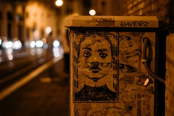 Sokakta Grafiti, bir kız portresi, bir sokak sanatçısı bir transformatör standında güzel bir yüz boyalı | Roma, İtalya - 12 Eylül 2018.