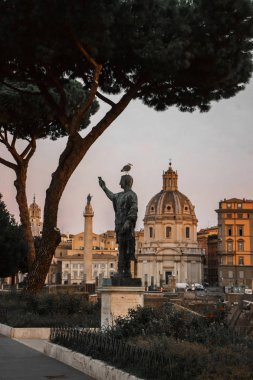 Roma'nın ana caddesindeki Gaius Julius Caesar anıtı ve mimari yapılar | Roma, İtalya - 12 Eylül 2018.