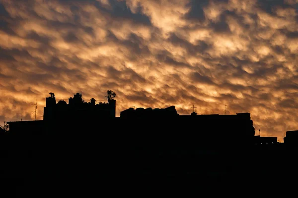 罗马美丽的天空 阳光透过云层 房屋的剪影 意大利罗马 2018年9月12日 — 图库照片