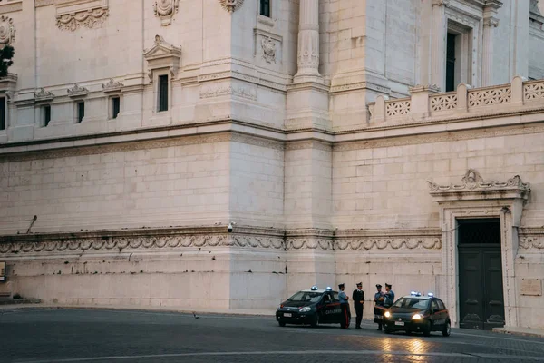 Policía Italiana Está Servicio Las Calles Roma Cerca Del Monumento — Foto de Stock