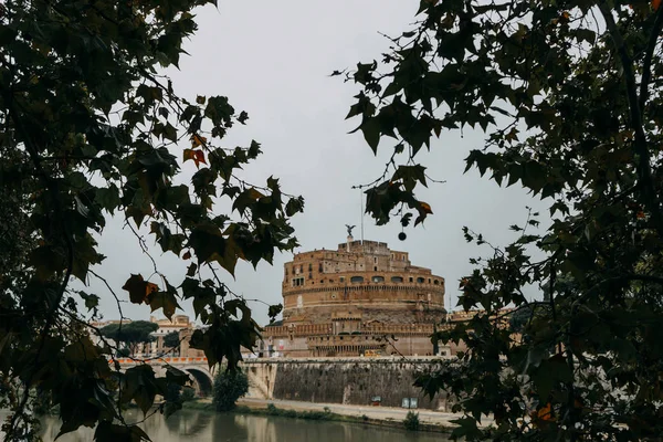 Mausoléu Adriano Vulgarmente Conhecido Como Castel Sant Angelo Através Folhagem — Fotografia de Stock