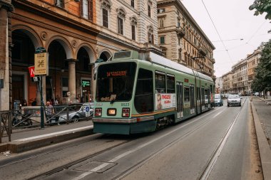 Vatikan sokakta yeşil tramvay sürmek | Roma, İtalya - 12 Eylül 2018.