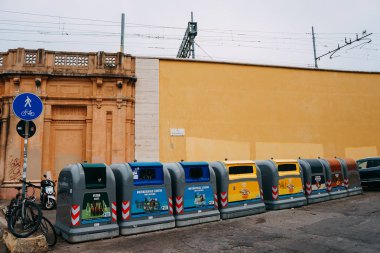 Kentsel koşullarda çöp leri ayıklama için çok renkli tanklar | Floransa, İtalya - 14 Eylül 2018.